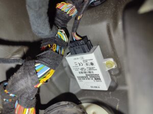 Výroba autoklíče pro BMW mimo vozidlo 3 Uložení a demontáž